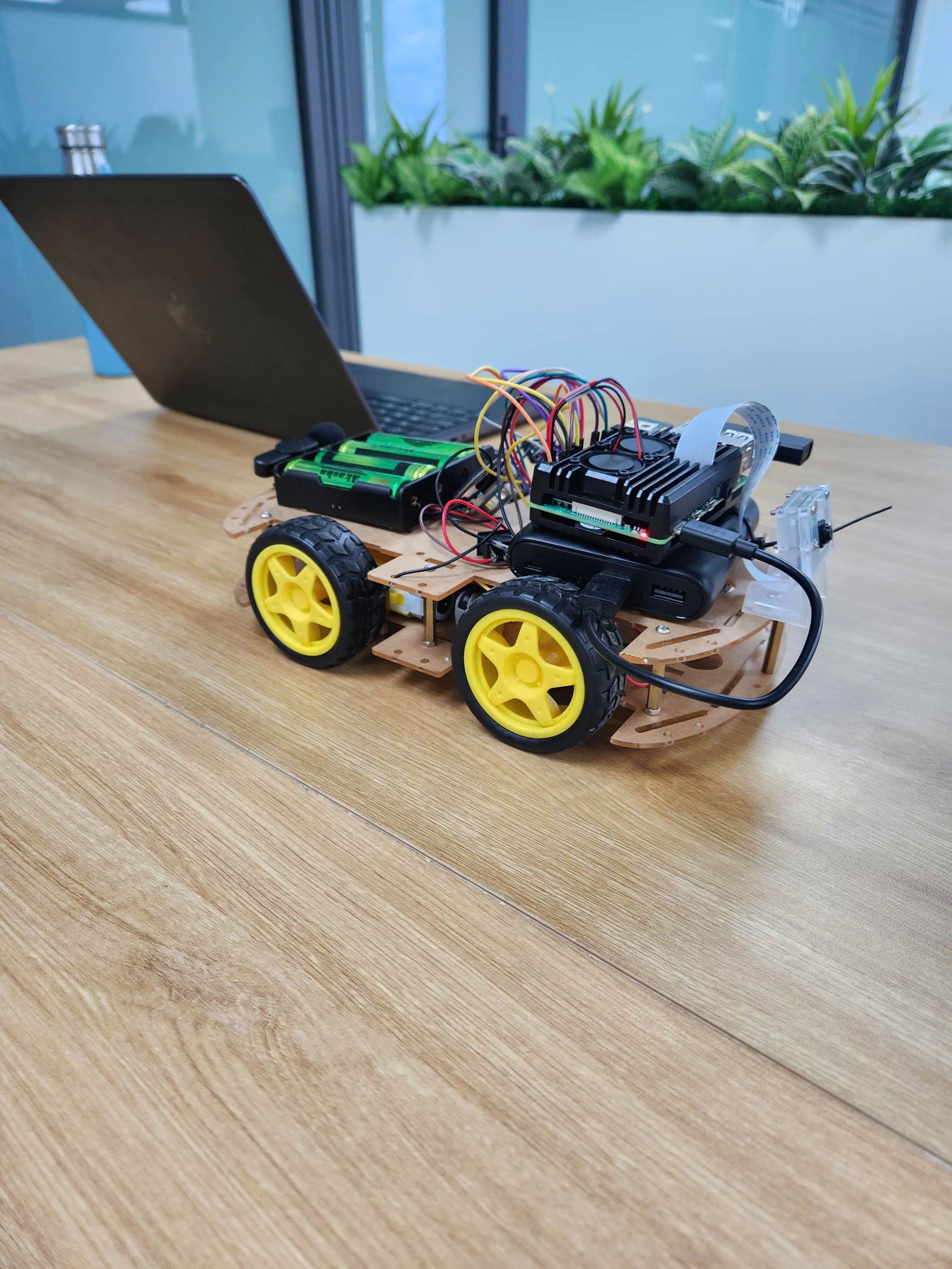 Nguyên mẫu robot NuverxAI trên bàn làm việc